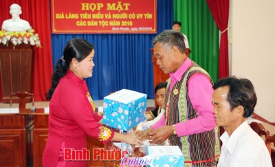 Phó bí thư Thường trực Tỉnh ủy, Chủ tịch HĐND tỉnh Bình Phước Trần Tuệ Hiền trao quà tặng già làng tiêu biểu và người có uy tín các dân tộc thiểu số trên địa bàn tỉnh