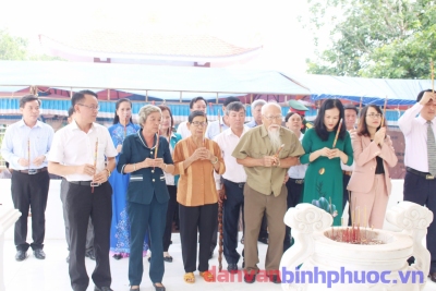 Đại diện lãnh đạo tỉnh Đài PTTH và Báo Bình Phước,Sở VH-TT và Du lịch cùng lãnh đạo huyện thắp hương tưởng niệm tại khu di tích