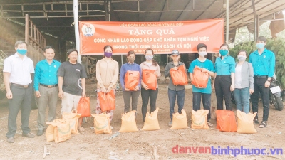 Lãnh đạo Liên đoàn lao động huyện Bù Đốp tặng quà cho công nhân lao động gặp khó khăn tạm nghỉ việc trong thời gian giãn cách xã hội