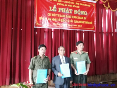 Đại diện Chi hội Tin Lành  Đăng Blang ký kết phong trào toàn dân bảo vệ an ninh Tổ quốc với Công an tỉnh và địa phương