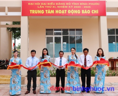 Các đồng chí Lãnh đạo tỉnh cắt băng khánh thành Trung tâm hoạt động Báo chí của Đại hội đại biểu Đảng bộ Tỉnh