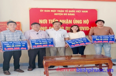 Đ/c Lê Thanh Hải Trưởng Ban Dân vận – Chủ tịch UBMTTQ tiếp nhận tiền ủng hộ phòng, chống dịch Covid-19.