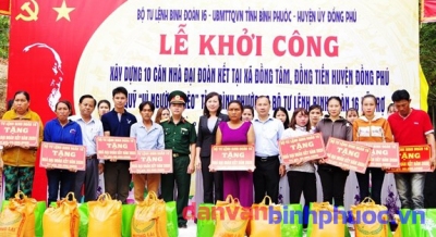 Đại diện Binh đoàn 16 trao biển tượng trưng tặng nhà cho các hộ nghèo