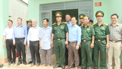 Lãnh đạo tỉnh chụp hình lưu niệm với người dân mới dược bàn giao nhà Nguồn ảnh: Trang TTĐT Tỉnh ủy Bình Phước