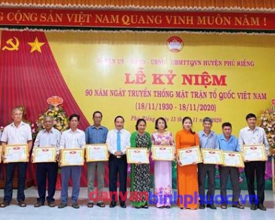 Ông Phạm Hồng Công- UV.BTV Trưởng Ban Dân vận Huyện ủy, Chủ tịch UB MTTQ VN huyện Phú Riềng tặng giấy khen cho các tập thể, cá nhân và gia đình tiêu biểu năm 2020 tại Lễ kỷ niệm