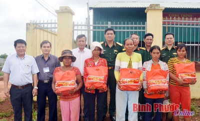 Lãnh đạo Quân khu 7 và Đoàn Kinh tế - Quốc phòng 778 tặng quà các hộ dân tại Tiểu khu 119, xã Phú Nghĩa, huyện Bù Gia Mập. nguồn Báo Bình Phước