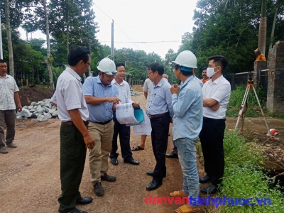 Lãnh đạo phường Tiến Thành khảo sát và triển khai làm đường giao thông trên địa bàn phường