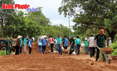 Quân và Dân tham gia xây dựng nông thôn mới vùng dồng bào dân tộc thiểu số: Nguồn báo Bình Phước Online