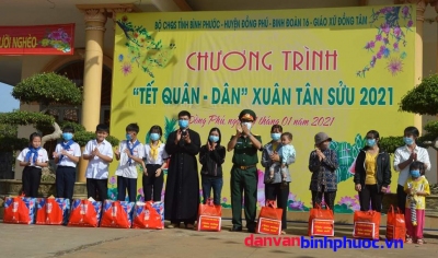 Đại tá Nguyễn Thành Ruân – Phó Chính ủy Bộ CHQS tỉnh và Linh mục Lê Công Văn – Quản xứ Giáo xứ Đồng Tâm tặng quà cho bà con giáo dân