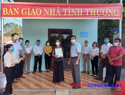 Ông Hồ Xuân Linh, Phó Giám đốc công ty đại diện nhà tài trợ trao quyết định tặng nhà