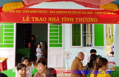 Quang cảnh buổi lễ trao tặng nhà tình thương