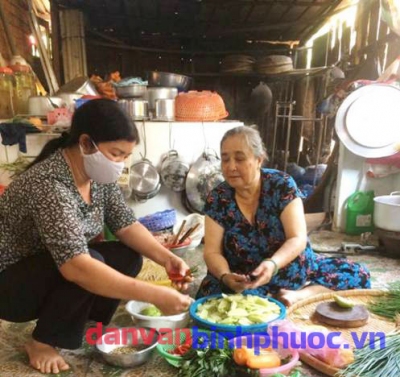 Hội LHPN phường Phú Thịnh, Thị xã Bình Long tổ chức nấu những bữa ăn ngon, gửi đến chốt chặn kiểm soát dịch Covid-19 trên địa bàn Thị xã Bình Long