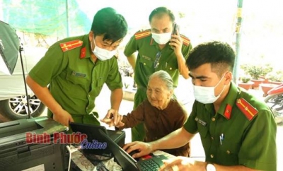 Công an huyện Chơn Thành làm các thủ tục cấp căn cước công dân cho Mẹ Việt Nam Anh hùng Nguyễn Thị Ngừng, ấp 3, thị trấn Chơn Thành