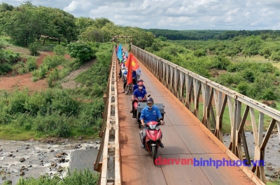 Đoàn xe đi đến tuyên truyền tại các thôn đồng bào dân tộc thiểu số, vùng sâu, vùng xa trung tâm huyện