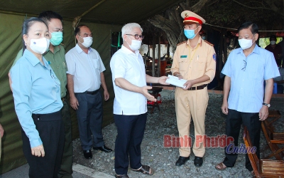 Bí thư Tỉnh ủy Nguyễn Văn Lợi và đoàn trao tặng chốt phòng, chống dịch Covid-19 trên quốc lộ 13 đoạn giáp ranh với tỉnh Bình Dương 50 triệu đồng để hỗ trợ kinh phí trực chốt làm nhiệm vụ