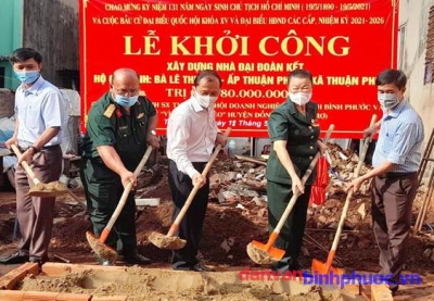 Các đại biểu thực hiện nghi thức khởi công xây dựng nhà ở đại đoàn kết