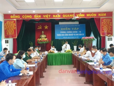 Các đại biểu tham dự diễn tập phòng, chống COVID-19 trên địa bàn huyện