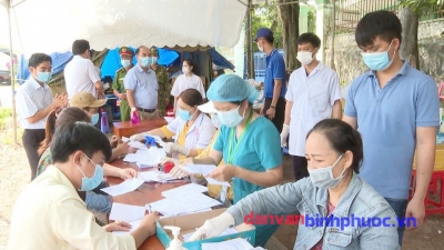 Người dân khai báo y tế, láy mẫu xét nghị tại chốt phòng, chống Covid - 19 trên địa bàn tỉnh