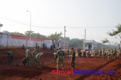 Cán bộ, chiến sỹ Bộ chỉ huy quân sự tỉnh cùng nhân dân “chung sức xây dựng nông thôn mới”, làm đường giao thông nông thôn trên địa bàn huyện Bù Gia Mập