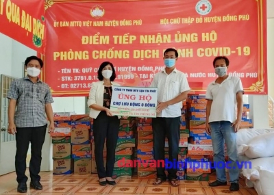 Bà Ngô Thị Thanh Chung, UVBTV, Trưởng Ban Dân vận huyện ủy, Chủ tịch UBMTTQVN huyện đã tiếp nhận 50 triệu đồng tiền mặt, 500 kg gạo và 100 thùng mỳ tôm từ Công ty TNHH MTV Vạn Tín Phát (Đồng Xoài)