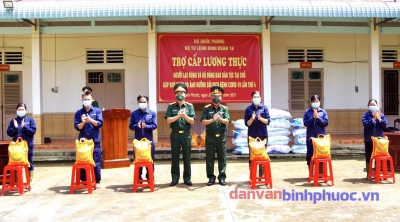 Bộ Tư lệnh Binh đoàn 16 tặng quà cho đồng bào dân tộc thiểu số có hoàn cảnh khó khăn thuộc xã biên giới