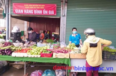 Gian hàng bình ổn giá tại xã Tân Tiến