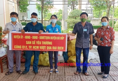 Đại diện xã Hưng Phước chụp ảnh lưu niệm với MTTQVN huyện tại buổi tiếp nhận nông sản