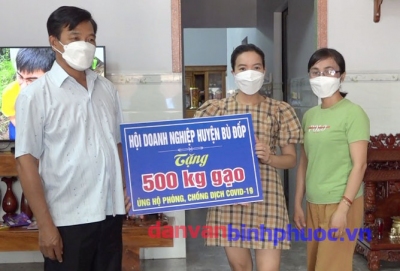 Hội Doanh nghiệp huyện tặng 500kg gạo cho bếp ăn nhân ái xã Tân Thành