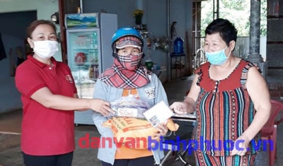 bà Hoàng Thị Châu trao tặng quà cho các hộ dân có hoàn cảnh khó khăn