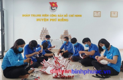 Đoàn viên, thanh niên tham gia làm mũ chống tia giọt bắn tặng các chốt chống dịch