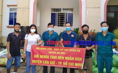 Đại diện xã Hưng Phước chụp ảnh lưu niệm  với Hội Nông dân huyện Bù Đốp tại buổi tiếp nhận nông sản