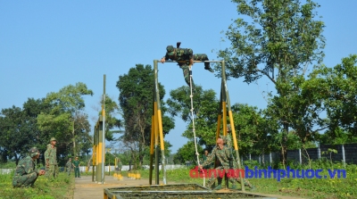 Huấn luyện vượt vật cản K16 của lực lượng vũ trang tỉnh Bình Phước