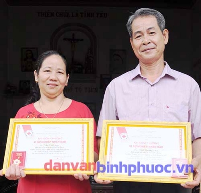 Anh Trịnh Quang Thái và chị Trần Thị Loan nhận kỷ nhiệm chương vì sự nghiệp nhân đạo