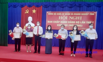 Đồng chí Nguyễn Phúc Hậu – TUV, Bí thư Đảng ủy Khối Cơ quan và Doanh nghiệp tỉnh tặng giấy khen cho các tập thể có thành tích xuất sắc trong học tập và làm theo theo tư tưởng, đạo đức, phong cách Hồ Chí Minh