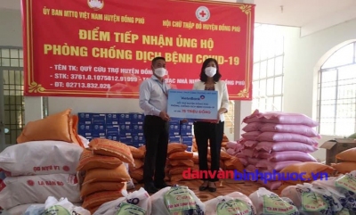 Bà Ngô Thị Thanh Chung, UVBTV, Trưởng Ban Dân vận Huyện ủy, Chủ tịch UBMTTQ Việt Nam huyện Đồng Phú đã tiếp nhận quà hỗ trợ trị giá 75 triệu đồng từ Ngân hàng Viettinbank