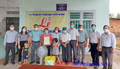 Hình ảnh bàn giao căn nhà đại đoàn kết cho hộ bà Lương Thị Tình  tại thôn Phú Tân, xã Phú Riềng