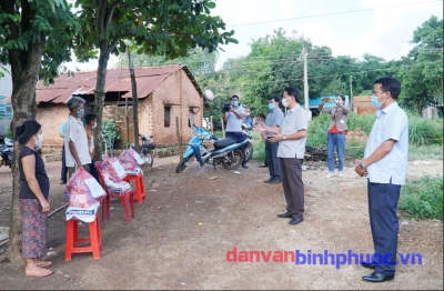 Lãnh đạo Ban Dân tộc tỉnh thăm và tặng quà cho đồng bào dân tộc thiểu số huyện Hớn Quản