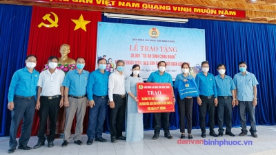 Chủ tịch Liên đoàn Lao động tỉnh Nguyễn Thị Hương Giang trao biểu trưng   30.000 “Túi an sinh công đoàn” cho các công đoàn cơ sở