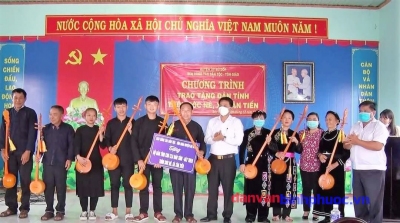 Đ/c Mai Xuân Tuân – Phó Bí thư Thường trực Huyện ủy, Trưởng BCĐ công tác dân tộc - tôn giáo huyện trao bộ đàn tính cho CLB Hát then - đàn tính thôn Sóc Nê