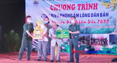 Đại tá Ngô Duy Thúy, chủ nhiệm chính trị, Bộ chỉ huy Bộ đội Biên phòng tỉnh Bình Phước  trao tặng công trình cho già làng Điểu Nẵng