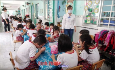 Việc tổ chức cho trẻ mầm non thuộc “vùng xanh” ăn bán trú tại trường sẽ trên tinh thần tự nguyện của cha mẹ. Ảnh: Phạm Quang