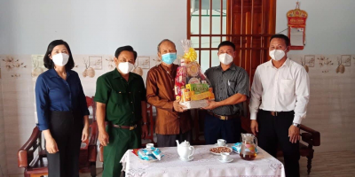 Đoàn công tác tặng quà cho già làng, người có uy tín tiêu biểu là đồng bào dân tộc Khmer trên địa bàn huyện Đồng Phú.