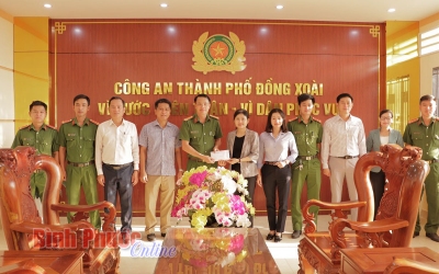 Lãnh đạo Thành phố Đồng Xoài trao thưởng đột xuất cho cán bộ, chiến sĩ Công an thành phố  (Ảnh Báo Bình Phước Online)