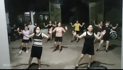 Chị em hội viên Hội LHPN xã Phú Riềng, Phú Trung tích cực tập luyện nhảy dân vũ