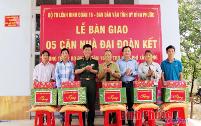 Lãnh đạo Binh đoàn 16 và lãnh đạo Ban Dân vận tỉnh ủy trao nhà đại đoàn kết cho các hộ khó khăn tại xã Đăng Hà, xã Thống Nhất, huyện Bù Đăng.