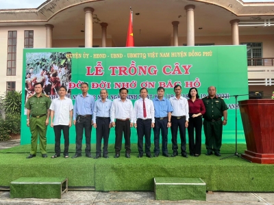 Các đồng chí lãnh đạo huyện Đồng Phú tham gia Lễ phát động trồng cây  đời đời nhớ ơn Bác Hồ.