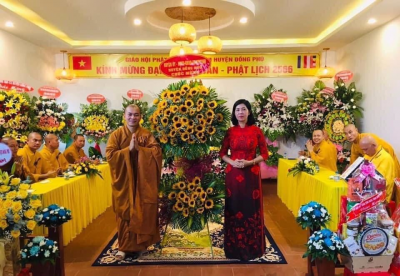 Bà Ngô Thị Thanh Chung- UVBTV, Trưởng Ban Dân vận Huyện ủy, Chủ tịch UBMTTQVN huyện tặng hòa chúc mừng Đại Lễ Phật đản