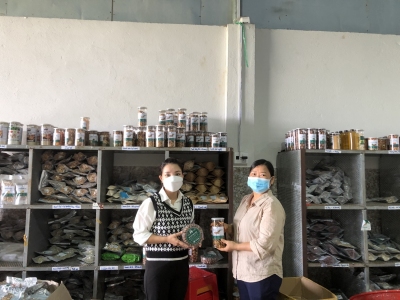 Chị Trang (bìa trái) cùng đ/c Lê Thị Sinh-CT. Hội LHPN xã Long Hưng bên các sản phẩm kinh doanh