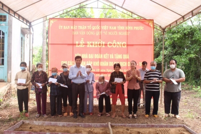 Lãnh đạo tỉnh dự lễ khởi công xây nhà đại đoàn kết năm 2022 và tặng quà cho hộ nghèo tại huyện Phú Riềng.