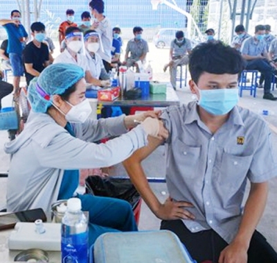 Công nhân Khu công nghiệp Bắc Đồng Phú, huyện Đồng Phú tiêm vaccine phòng dịch Covid-19